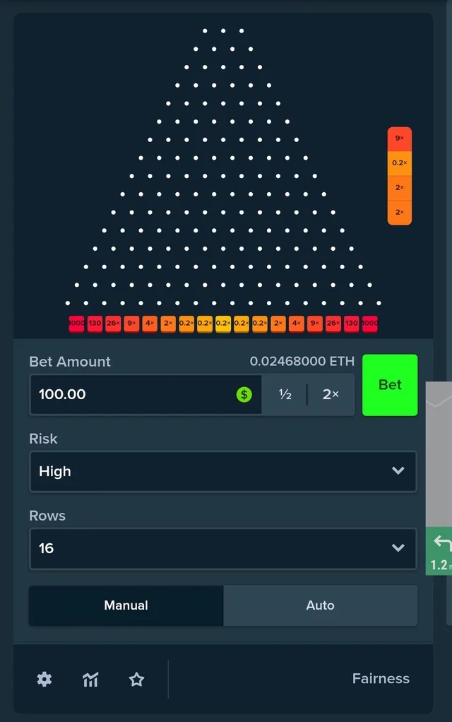 La interfaz del juego Plinko que muestra el tablero con opciones de personalización, incluyendo el monto de la apuesta (100.00 con conversión a ETH), nivel de riesgo establecido en 'Alto', selección de 16 filas, opciones de alternancia Manual/Auto, y controles adicionales para configuración, estadísticas y verificación de equidad. Un botón verde 'Bet' (Apostar) se muestra de manera prominente.